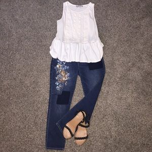 mom jean fit flower-embroidered ankle jeans!